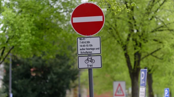 Ein Schild weist auf eine Sperrung einer Stra&szlig;e w&auml;hrend der Bring- und Abholzeit einer in der Stra&szlig;e gelegenen Grundschule f&uuml;r den Autoverkehr. - &copy; Henning Kaiser/dpa