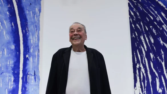 Der K&uuml;nstler G&uuml;nther Uecker steht vor einem Entwurf f&uuml;r das Projekt "Lichtbogen". - &copy; Oliver Berg/dpa