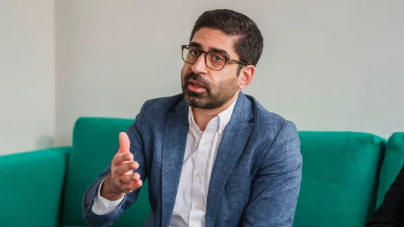 Kaweh Mansoori pl&auml;diert daf&uuml;r, mehr f&uuml;r die gesellschaftliche Akzeptanz von erneuerbaren Energien zu tun. - &copy; Andreas Arnold/dpa