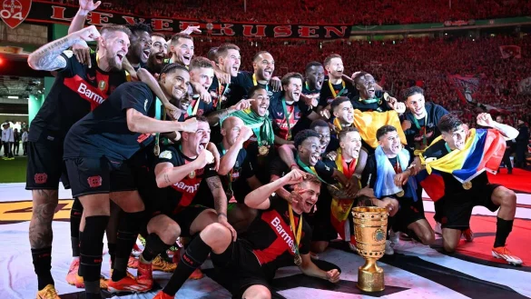 Leverkusens Spieler jubeln nach ihrem Sieg mit dem Pokal. - &copy; Federico Gambarini/dpa