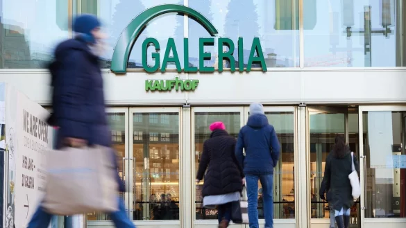 Blick auf den Eingang des Kaufhauses Galerie Karstadt Kaufhof. - © Jörg Carstensen/dpa