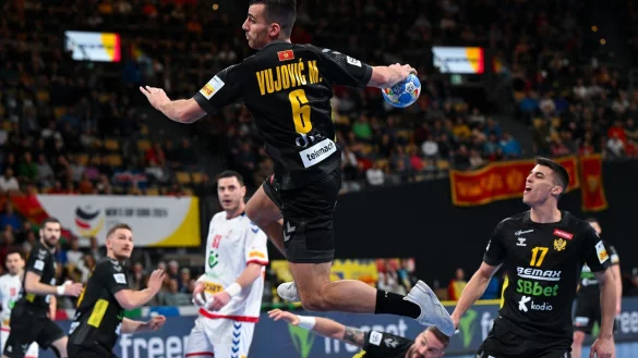 Milos Vujovic von Montenegro wirft auf das Tor von Serbien. - &copy; Sven Hoppe/dpa