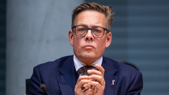 Das Bundesinnenministerium müsse auch dienstrechtlich auf den Fall Maaßen einen genauen Blick werfen und gegebenenfalls entsprechende Konsequenzen ziehen, so Konstantin von Notz (Grüne). - © Monika Skolimowska/dpa