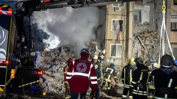 Rettungskr&auml;fte beseitigen die Tr&uuml;mmer eines zerst&ouml;rten Mehrfamilienhauses nach einem russischen Angriff auf ein Wohnviertel in Odessa. - &copy; Ukrainian Emergency Service via /AP