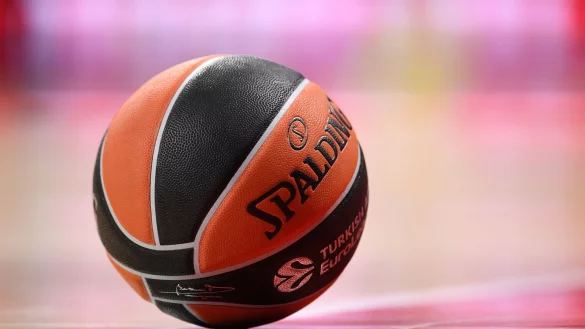 Ein Basketball liegt auf dem Spielfeld - &copy; Tobias Hase/dpa/Symbolbild