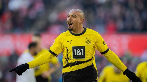 Dortmunds Donyell Malen freut sich &uuml;ber sein Tor zum 1:0. - &copy; Rolf Vennenbernd/dpa