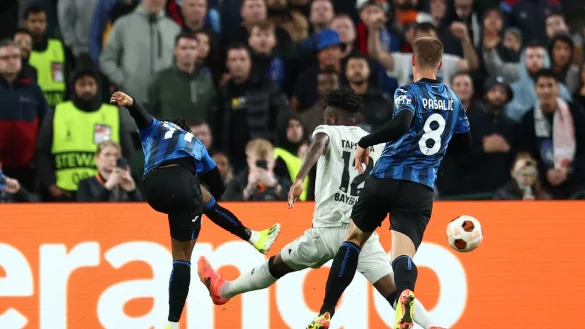 Bergamos Ademola Lookman (l) erzielt das Tor zum 3:0. - &copy; Jan Woitas/dpa