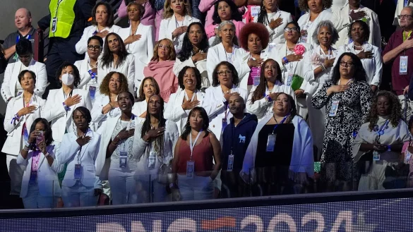 Viele Delegierte trugen beim Parteitag wei&szlig; - als Symbol f&uuml;r Frauenrechte. - &copy; Charles Rex Arbogast/AP