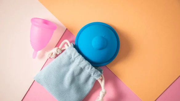 F&auml;ngt das Periodenblut auf, das sp&auml;ter im Waschbecken ausgesp&uuml;lt wird: die Menstruationstasse. - &copy; Christin Klose/dpa-tmn/dpa