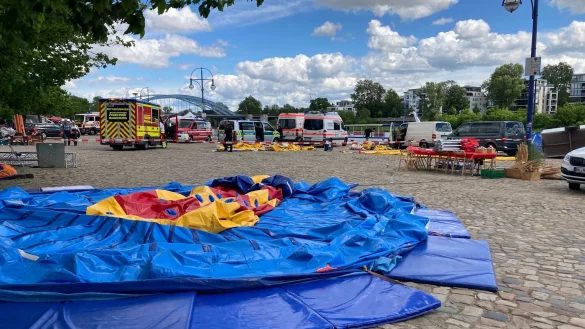 In Magdeburg ist eine H&uuml;pfburg in die Elbe geweht worden. - &copy; Christopher Kissmann/dpa-Zentralbild/dpa