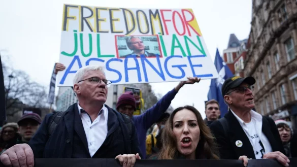 Julian Assanges Frau Stella Assange (M) marschiert mit Unterst&uuml;tzern nach der Auslieferungsanh&ouml;rung in London vom Royal Courts of Justice zur Downing Street. - &copy; James Manning/PA Wire/dpa