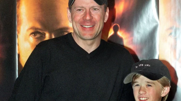Bruce Willis und der damals 11-j&auml;hrige Haley Joel Osment im Jahr 1999. - &copy; Peer Grimm/dpa