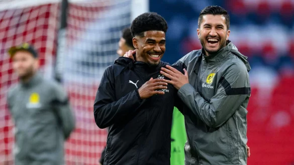 Dortmunds Ansgar Knauff (l) und Dortmunds damaliger Co-Trainer Nuri Sahin (r) lachen. - &copy; Tom Weller/dpa