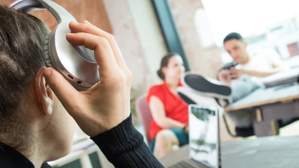 Noise-Cancelling-Kopfh&ouml;rer k&ouml;nnen eine gute L&ouml;sung sein, wenn sich die Team-Mitglieder lautstark unterhalten. - &copy; Christin Klose/dpa-tmn/dpa
