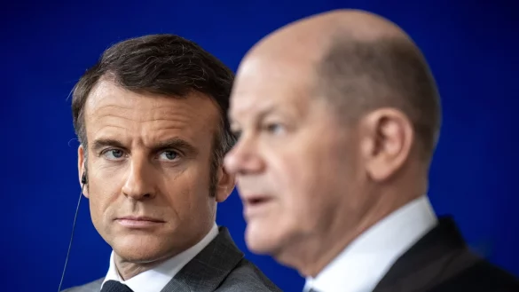 Frankreichs Pr&auml;sident Emmanuel Macron (l) und Bundeskanzler Olaf Scholz (r) haben teils unterschiedliche Ansichten, wenn es um den Ukraine-Kurs geht. - &copy; Michael Kappeler/dpa