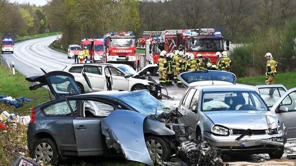 Drei Autos stehen nach einem schweren Verkehrsunfall bei Haltern auf und neben der Stra&szlig;e. - &copy; -/Foto Bludau/dpa