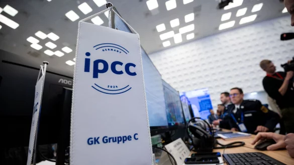 &bdquo;IPCC&ldquo; steht auf einem F&auml;hnchen an einem Arbeitsplatz bei der Er&ouml;ffnung im &laquo;International Police Cooperation Center&raquo; (IPCC). Das IPCC wird w&auml;hrend der Fu&szlig;ball-Europameisterschaft die Polizei-Hauptzentrale f&uuml;r ganz Deutschland. - &copy; Fabian Strauch/dpa