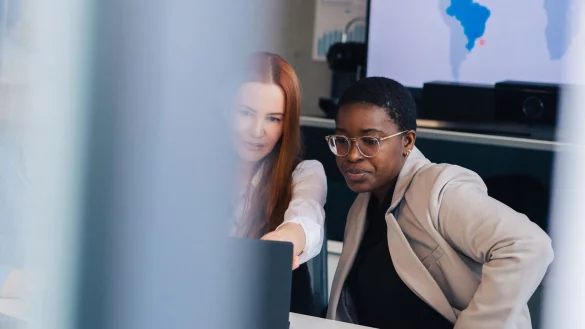 Gemeinsamer Blick auf die gesetzten Ziele: H&auml;ufig sind Leistungsbewertungen essenziell f&uuml;r die Weiterentwicklung im Beruf. - &copy; Zacharie Scheurer/dpa-tmn