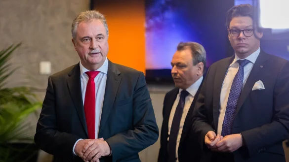 Claus Weselsky (l) ist nicht mehr Bundesvorsitzender der GDL. Die Gewerkschaft wählte Mario Reiß (2.v.l.) zu seinem Nachfolger. (Archivbild) - © Christoph Soeder/dpa