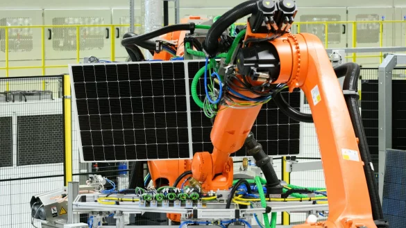 Die Solarwatt GmbH will ab dem Sommer in Asien fertigen lassen, weil die Produktion in Europa im Vergleich zur chinesischen Konkurrenz zu teuer ist. - &copy; Robert Michael/dpa