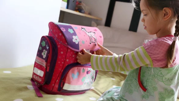 Mit der Einschulung kommt oft eine neue Routine ins Familienleben. Diese Phase k&ouml;nnen berufst&auml;tige V&auml;ter oder M&uuml;tter intensiv begleiten, wenn sie Elternzeit nehmen. - &copy; Mascha Brichta/dpa-tmn/dpa