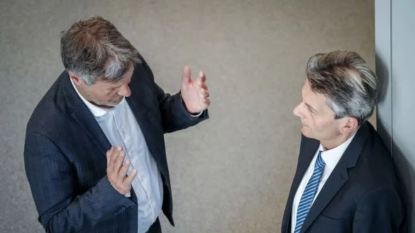 Robert Habeck (l.) und Rolf M&uuml;tzenich im Gespr&auml;ch. - &copy; Kay Nietfeld/dpa