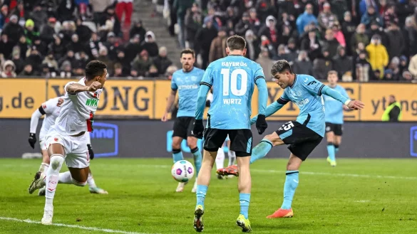 Leverkusens Exequiel Palacios (r) mit dem Torschuss zum 0:1. - &copy; Harry Langer/dpa