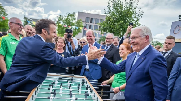 Auf eine Runde Tischkicker: Der franz&ouml;sische Pr&auml;sident Emmanuel Macron gemeinsam mit Bundespr&auml;sident Frank-Walter Steinmeier beim Demokratiefest in Berlin. - &copy; Michael Kappeler/dpa