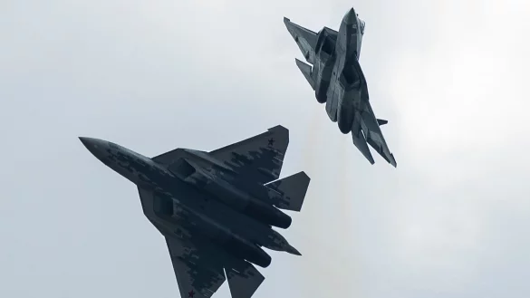 Die ukrainische Armee hat eigenen Angaben zufolge mindestens ein russisches Kampfflugzeug vom Typ Suchoi Su-57 besch&auml;digt. Es sei das erste Mal &uuml;berhaupt in diesem Krieg, dass so ein Flugzeug getroffen wurde. - &copy; Pavel Golovkin/AP/dpa