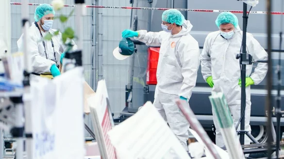 Mitarbeiter der Spurensicherung am Tatort. - &copy; Uwe Anspach/dpa