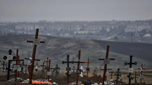 Neue Gr&auml;ber sind auf einem Friedhof in Bachmut zu sehen. Der Beginn des russischen Angriffskrieges gegen die Ukraine j&auml;hrte sich nun zum zweiten Mal. - &copy; Libkos/AP/dpa