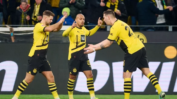 Dortmunds Donyell Malen (M) jubelt mit Niclas F&uuml;llkrug (l) und Niklas S&uuml;le nach einem Treffer. - &copy; Bernd Thissen/dpa