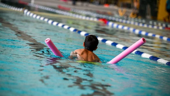 Das Kind fr&uuml;h anmelden und das Lehren den Profis &uuml;berlassen: Die DLRG empfiehlt Schwimmkurse bereits im Vorschulalter. - &copy; Jens Kalaene/dpa