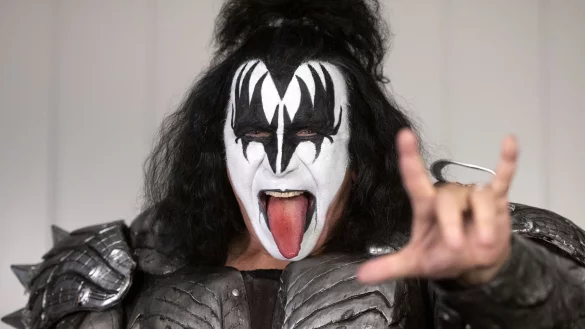 Seine gro&szlig;e Zunge ist sein Markenzeichen: Gene Simmons alias &laquo;The Demon&raquo; - &copy; Bernd Thissen/dpa