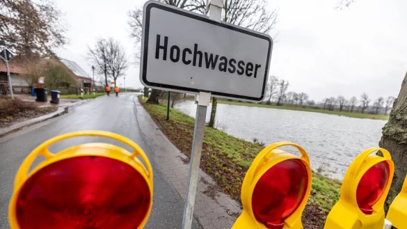 ILLUSTRATION - Ein Schild und eine Absperrung warnen vor dem Hochwasser in Petershagen im Kreis Minden-L&uuml;bbecke. - &copy; Christoph Reichwein/dpa