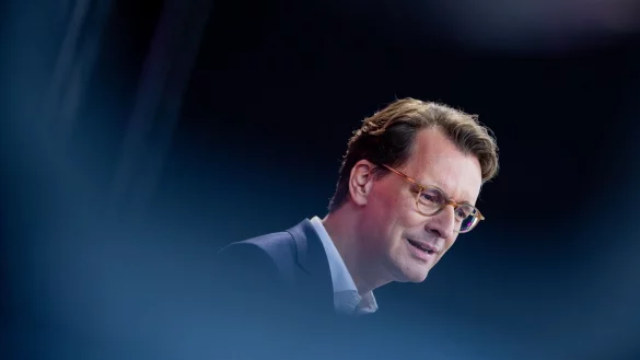 Wüst will, dass die Politik vor allem in den Bereichen Sicherheit, Wohlstand und Bildung Vertrauen bei den Bürgerinnen und Bürgern zurückgewinnt. - © Rolf Vennenbernd/dpa