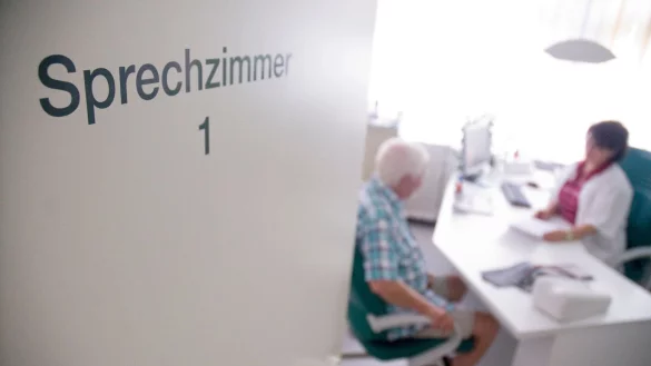 Die Zeit im Sprechzimmer ist oft knapp bemessen: Je pr&auml;ziser und vollst&auml;ndiger die Patienteninformationen sind, desto besser k&ouml;nnen die &Auml;rzte damit arbeiten. - &copy; Benjamin Ulmer/dpa/dpa-tmn
