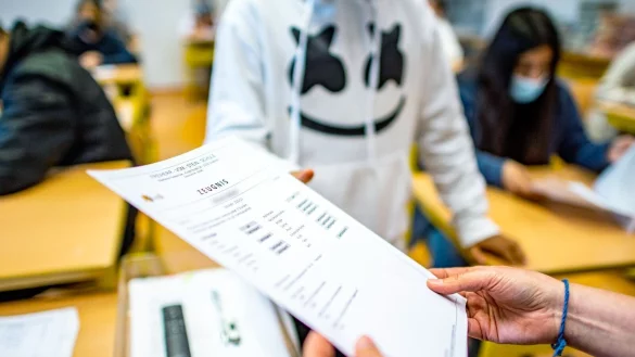 Sollte das Zeugnis schlecht ausfallen, brauchen Sch&uuml;lerinner und Sch&uuml;ler keinen Druck, sondern Unterst&uuml;tzung, mahnen Fachleute. - &copy; David Inderlied/dpa