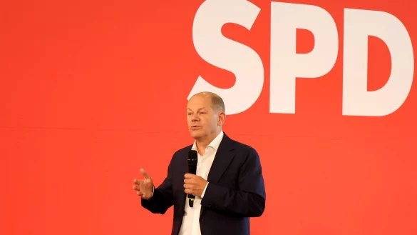 Bundeskanzler Olaf Scholz (SPD) r&auml;umt ein, dass die Koalition um den Etat &laquo;m&uuml;hevoll gerungen&raquo; habe. - &copy; Bodo Schackow/dpa