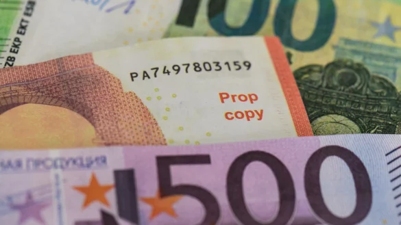 Gef&auml;lschte Euro-Banknoten. - &copy; Boris Roessler/dpa