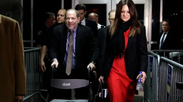 Harvey Weinstein (Mitte l), Filmproduzent aus den USA, verl&auml;sst 2020 den Gerichtssaal. - &copy; Richard Drew/AP/dpa