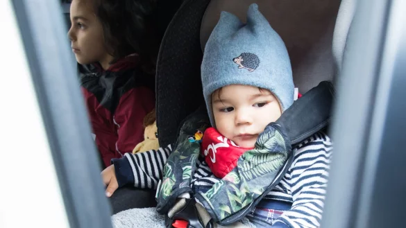 Gut gesichert: Nur so d&uuml;rfen Kinder im Auto mitgenommen werden. - &copy; Christin Klose/dpa-tmn/dpa