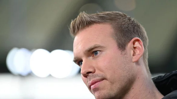 Fu&szlig;ball, Frauen: Bundesliga, VfL Wolfsburg - Bayern M&uuml;nchen, 17. Spieltag, Volkswagen-Arena. Wolfsburgs Trainer Tommy Stroot steht vor dem Spiel im Stadion. - &copy; Swen Pf&ouml;rtner/dpa