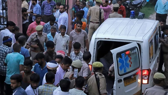 Bei einer Massenpanik in Indien sind mindestens 107 Menschen gestorben - vor allem Frauen und Kinder. - &copy; Manoj Aligadi/AP/dpa