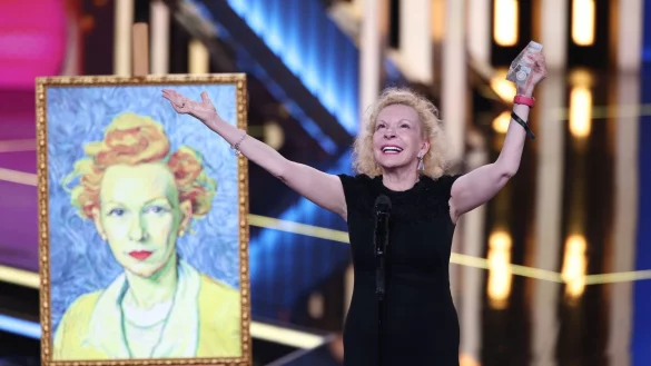 Sunnyi Melles jubelt - ihr wurde der Deutsche Fernsehpreis zuerkannt. - © Rolf Vennenbernd/dpa