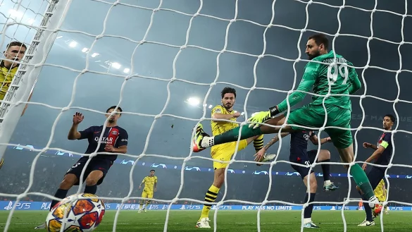 Dortmunds Mats Hummels (M) erzielt das Tor zum 0:1 gegen Torh&uuml;ter Gianluigi Donnarumma (r) von PSG. - &copy; Franck Fife/AFP/dpa