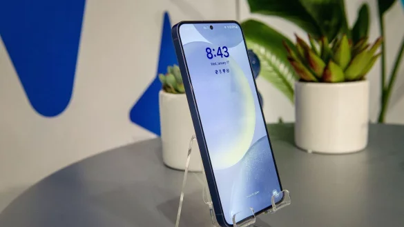 Die Bildschirme der neuen Samsung Galaxy S24 schaffen bis zu 2600 Nits Helligkeit f&uuml;r gute Lesbarkeit auch bei Sonneneinstrahlung. - &copy; Andrej Sokolow/dpa-tmn