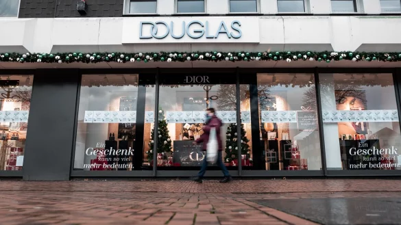 Douglas hat europaweit 1850 Filialen in 22 Ländern und beschäftigt rund 18.000 Menschen. - © Fabian Strauch/dpa