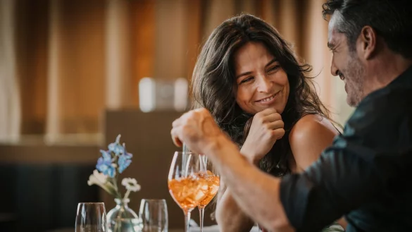 Wer unsicher ist, was man f&uuml;r den Besuch im Sternerestaurant anziehen sollte, googelt im Zweifel im Internet Bilder des Restaurants und schaut, was andere getragen haben. - &copy; Malte J&auml;ger/Westend61/dpa-tmn