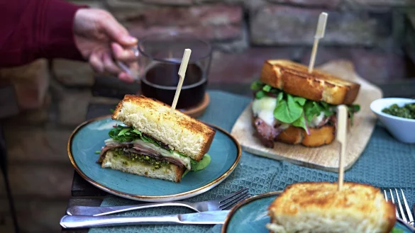 Eine Fr&uuml;hst&uuml;cksidee f&uuml;r einen sonnigen Sonntagmorgen: Mareike Puckas Fr&uuml;hst&uuml;cksburger mit gegrillter Mortadella und Basilikum-Pistazien-Pesto. - &copy; Mareike Pucka/biskuitwerkstatt.de/dpa